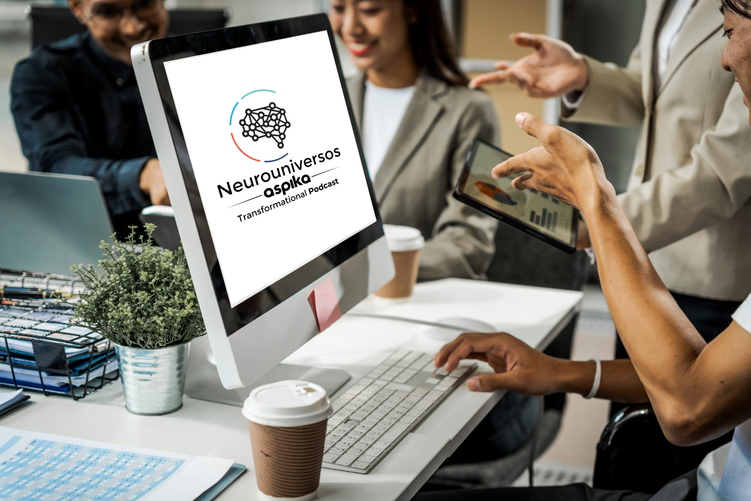 Profesionales de negocios revisando tablas y gráficos